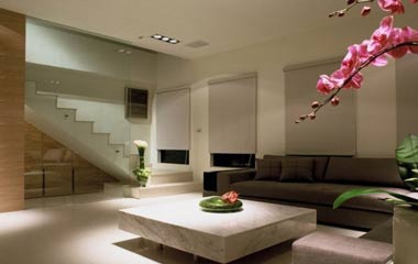 樓梯間巧收納 溫潤色打造中庸家