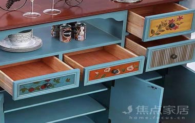 作為進(jìn)入房間的第一個(gè)空間，擺設(shè)是很重要的