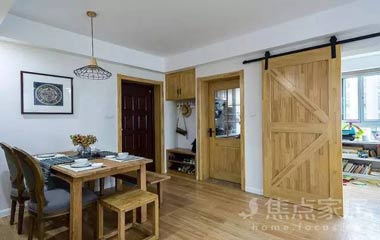 兩室一廳，客廳陽(yáng)臺(tái)改成了榻榻米休閑區(qū)